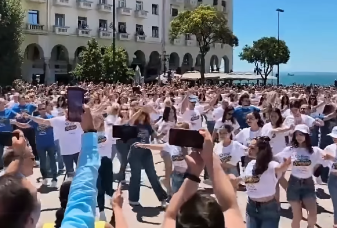 Θεσσαλονίκη: Προσπάθεια για Παγκόσμιο Ρεκόρ Γκίνες στο ζεϊμπέκικο στην Πλατεία Αριστοτέλους